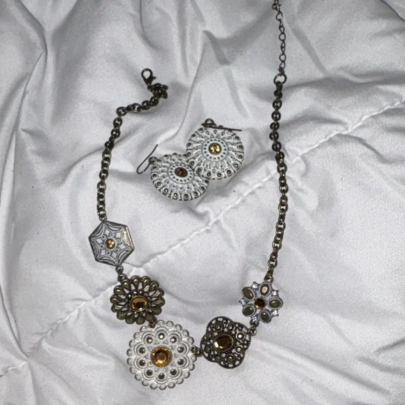 Elegant Multi-Color Necklace and Earring Set - Picture 4 of 5